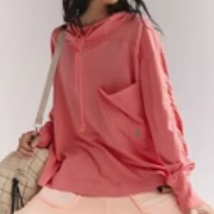 FREE PEOPLE MOV EMENT HOT SHOT HOODED LAYER ADULT SWEATSHIRT IN HIBISCUS